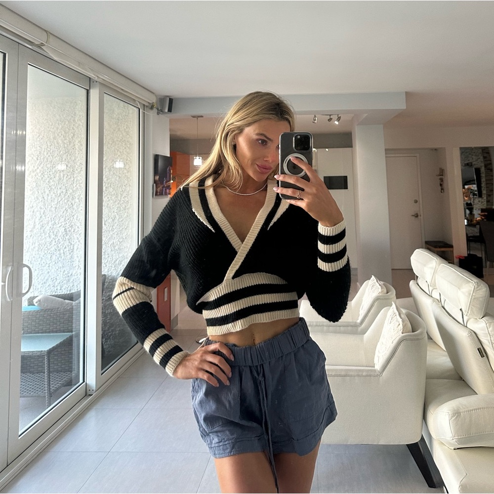 Steve Madden sweater 🖤